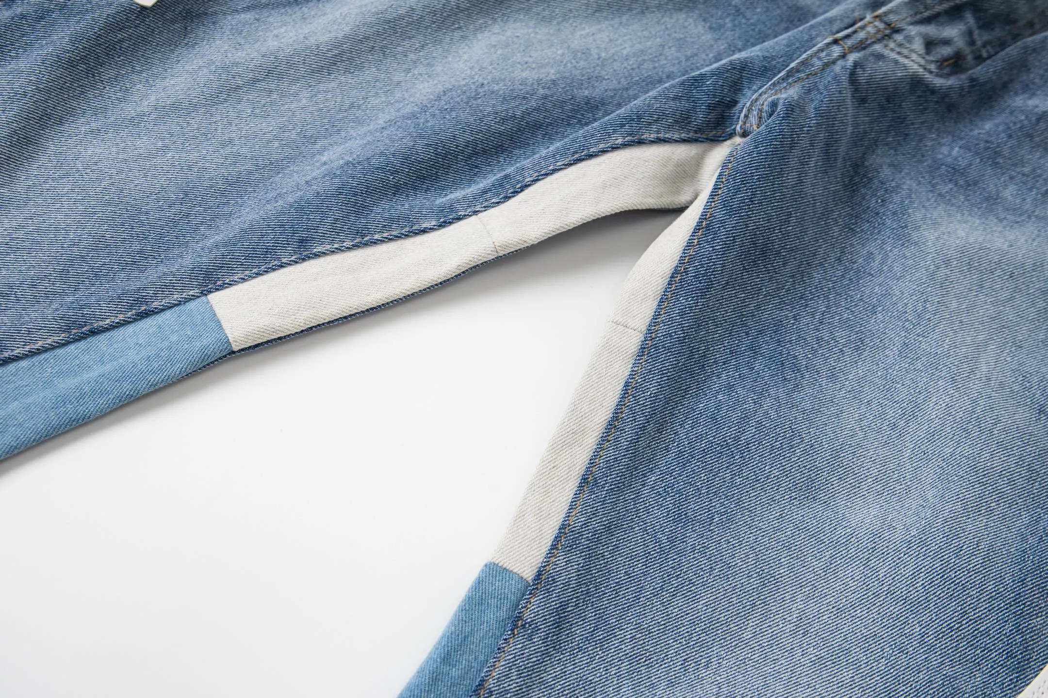P240 Chrome Hearts Gallery co-branded limited-edition cross-flared flared jeans are a hot item this season and are sought after by countless celebrities and fashionistas. The neat details of the cutting process add color to the playful fashion! The neat and meticulous design, and the well-fitting structure is unique. The upper body not only has outstanding recognition, but also looks younger and younger. A style with the ultimate wearing meaning and performance, gorgeous color matching, and the craftsmanship of this style is also extremely extraordinary. After the finished product is washed, it is disassembled and hand-made with sheepskin cross leather and then spliced ​​together to complete. The whole piece has too many craftsmanship to describe. It is decorated with patchwork cross flowers and high-waisted washed jeans! ! Absolutely high-end luxury product, a god-level single product, a super popular product, made by top heavy industry, a magic weapon that cannot be missed to hit the streets. Style number: 1843 Size: 28 30 32 34 36 Color: blue